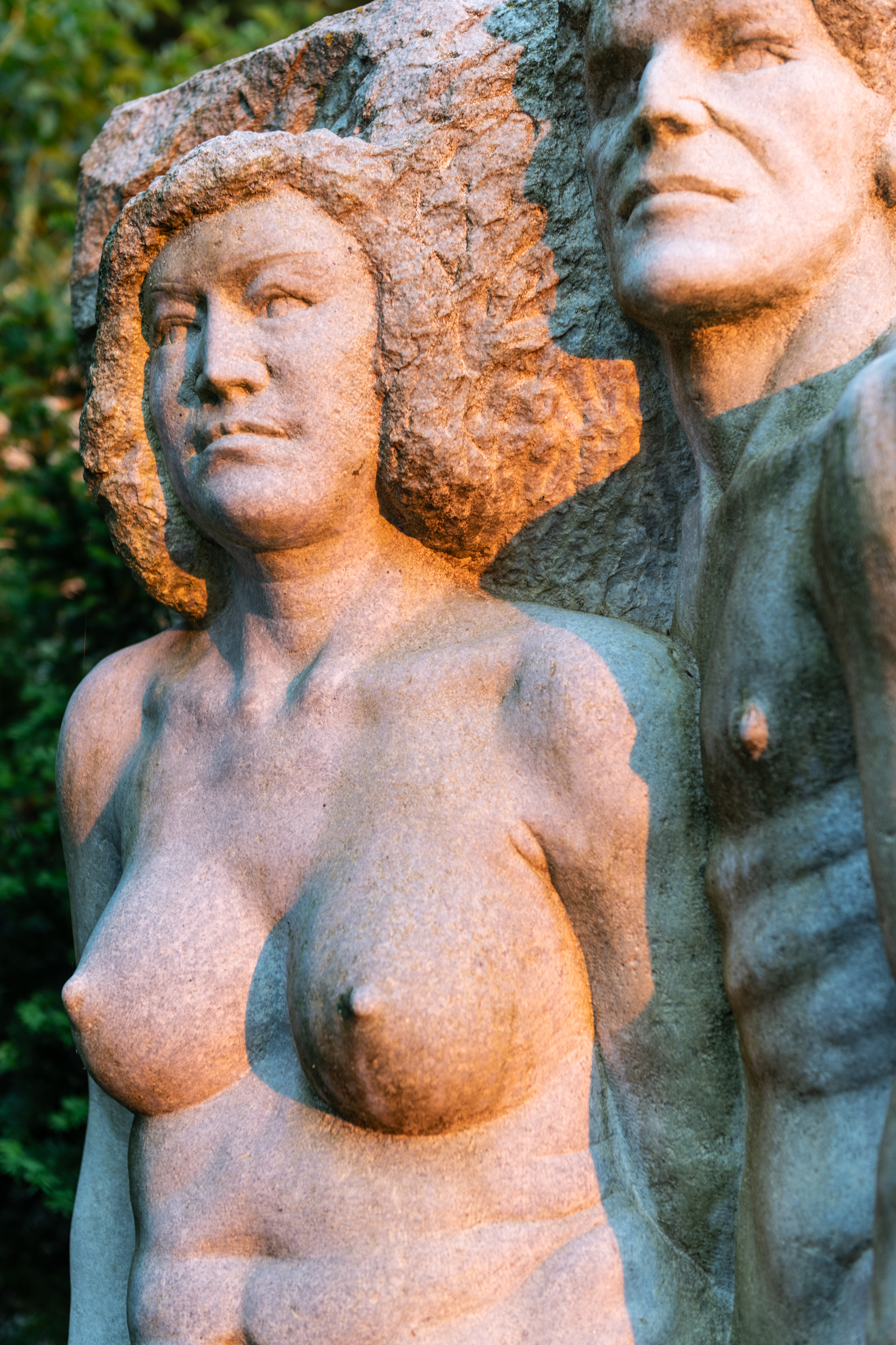 2026_clotten_herzkammer_garten_steinskulptur_mann-frau_24
